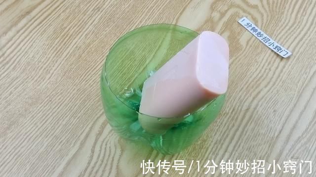 肥皂盒谁还花钱买塑料瓶上剪几刀就做成肥皂盒,实用省钱又环保