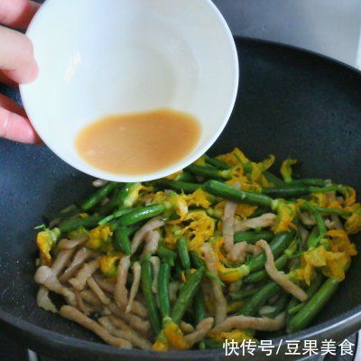 青瓜花炒瘦肉|#我为奥运出食力# 青瓜花炒瘦肉，脆嫩爽口，炒一盘不够吃