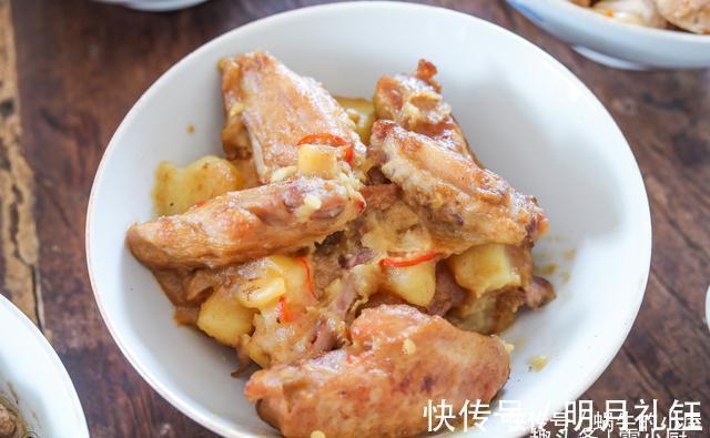 侄女过生日，妈妈早上4点就起床，做了两大桌农家菜，吃嗨了