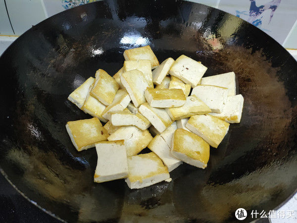 它和豆腐天生一对，热热乎乎炖一锅，汤汁都不剩