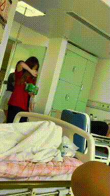 |搞笑GIF段子:我爸晚上喝醉了酒,侄女在旁边做作业