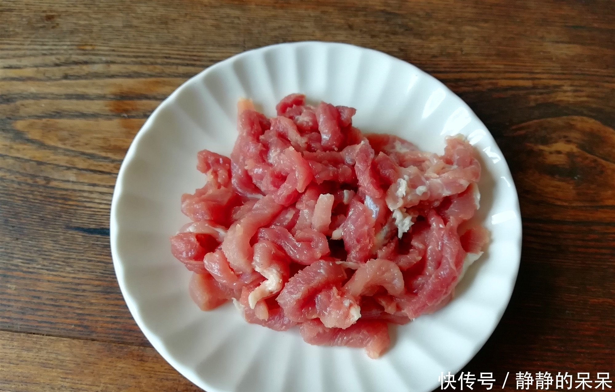 蒜薹炒肉丝的家常做法,教你小技巧,蒜苔入味,肉丝滑嫩不柴