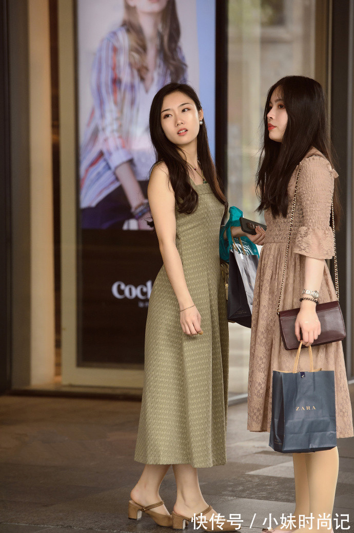 街拍 成都街拍,纯白色衬衫搭配白色不规则短裙,简约又百搭