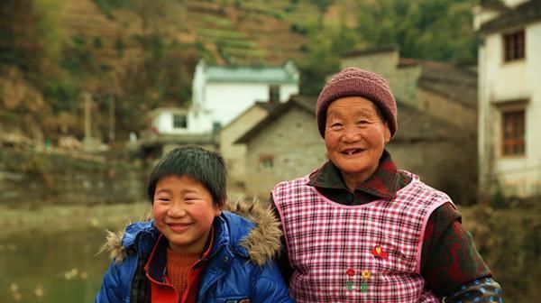 孙子|过年回家，奶奶逗孙子：不叫奶奶不给你住，孩子的话戳痛了她的心