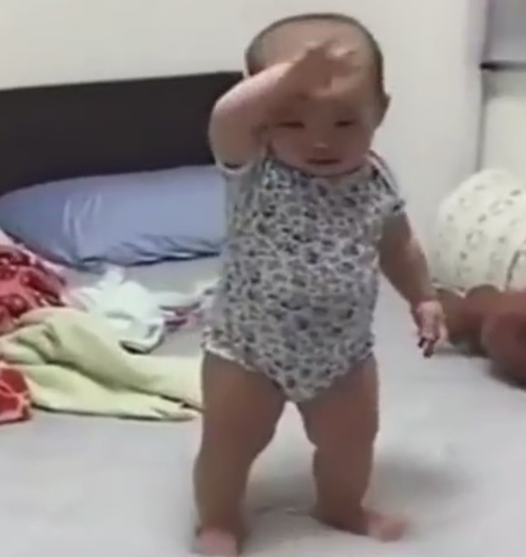 儿歌|宝宝想让妈妈陪自己睡觉,却无法用语言表达,接下来的动作好聪明