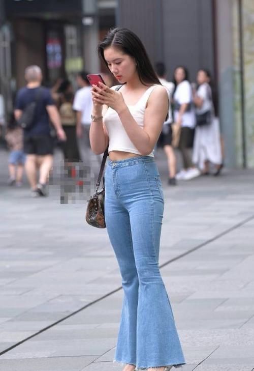 美女 长发飘飘，高跟鞋美女，变身一道移动的靓丽风景