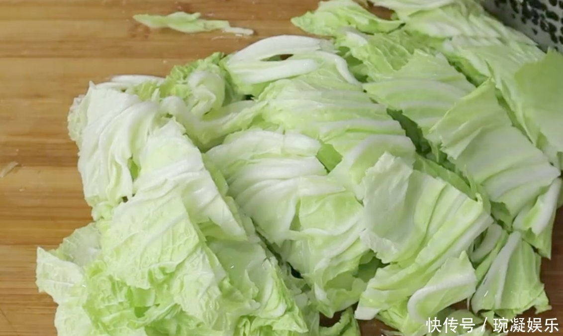半颗白菜1把粉丝,简单一做,鲜香美味,白菜清脆,超级下饭