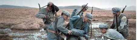 青年|政委经过刑场,顺便救下一个青年,后成为我国王牌军长