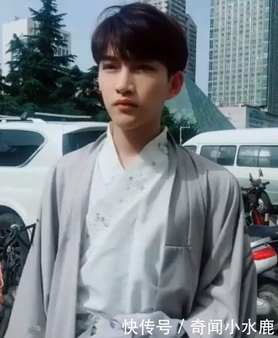 汉服小哥哥街上散步,当看到下半身后,网友:属实刺激