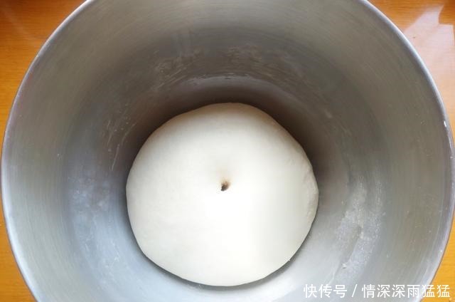 它是欧洲人的主食面包之一,只需2种材料就能做,健康美味有嚼劲