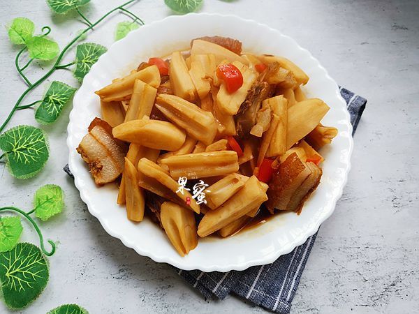 三个人的午餐，三菜一汤，简单而丰富，第一道香而不腻，孩子喜欢