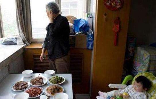 老人|“最懒爷爷”走红,陪孙子打点滴却“霸占”床位,宝妈脸都黑了