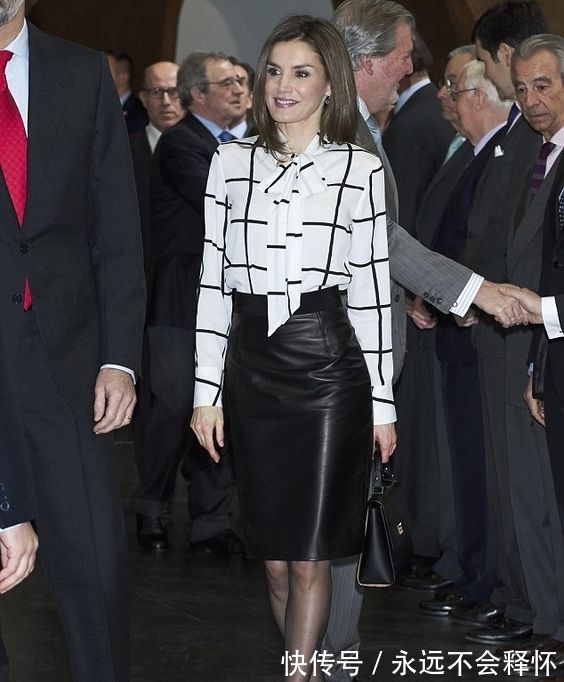 王后|西班牙王后“皮革”穿搭真时髦!粉色夹克搭九分裤,尽显高级范!