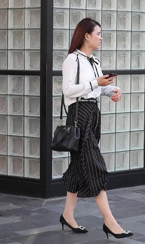 耀眼到无法忽视的的大美女，完美的大长腿型