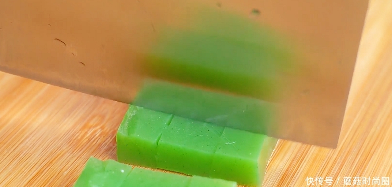 黄瓜皮不要扔了，教你做解腻凉粉，过年必备，Q弹爽滑又劲道
