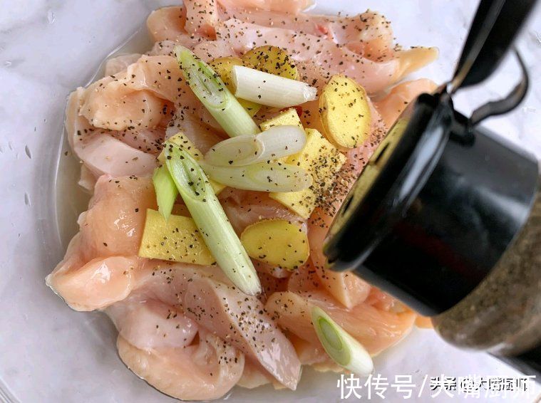 炸酥肉调面糊,别用面粉生粉,川菜厨子教你做法,又酥又香还入味