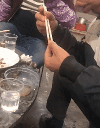 |搞笑段子GIF趣图:难道是PK输了做惩罚,男友看了都后怕,