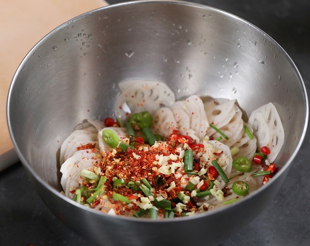 莲藕为啥易变黑如何防止发黑大厨教你一招,洁白爽脆,更入味