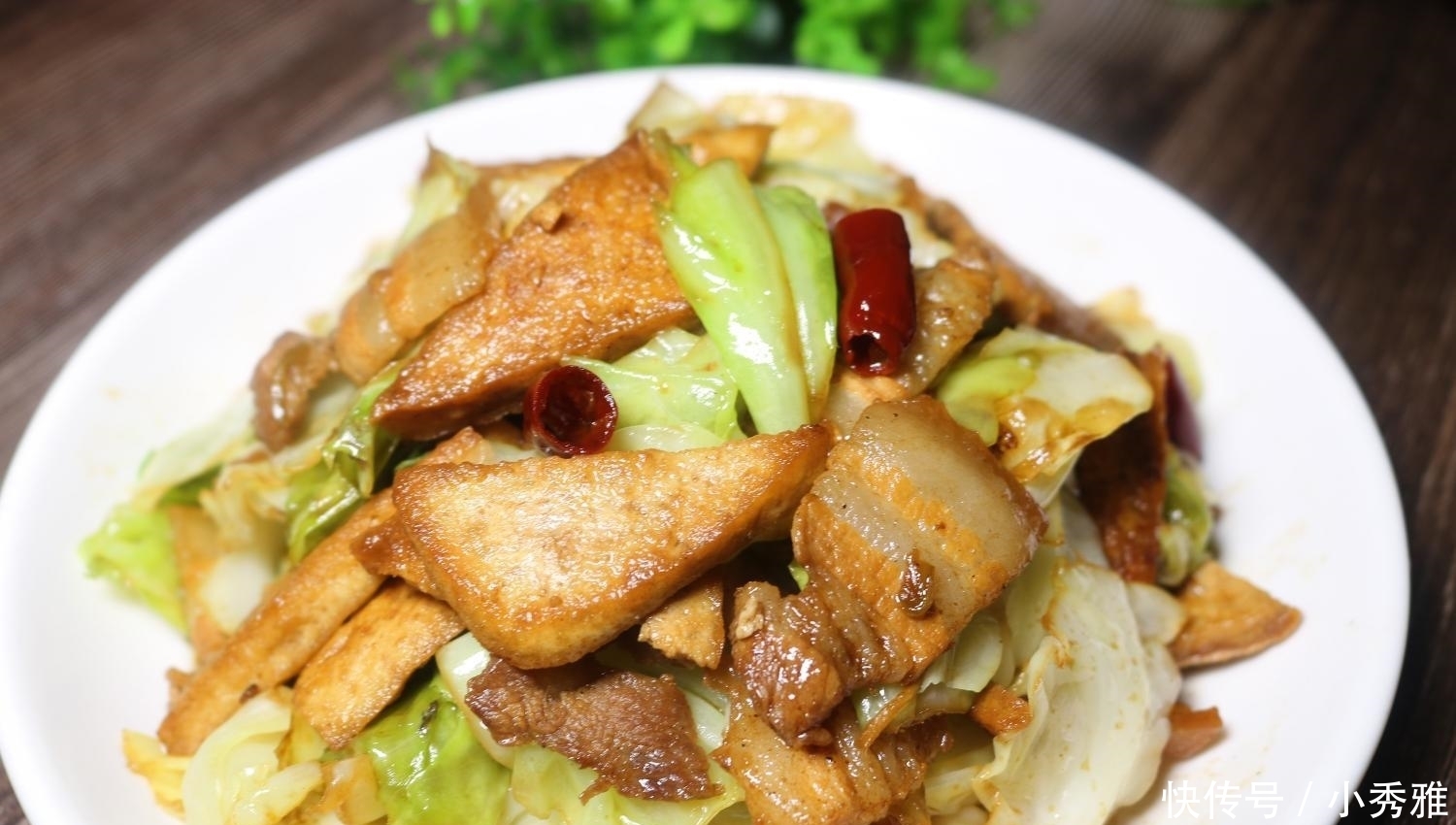 包菜和它一起炒, 你肯定没吃过, 比肉还香, 每次做一盘全吃光!