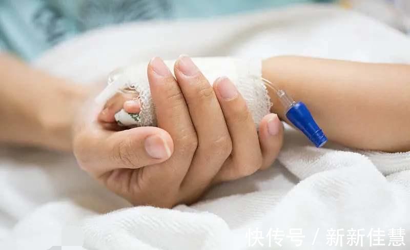 体温|娃半夜突然发烧,敷头用热毛巾还是冷毛巾?其实很多家长都弄反了