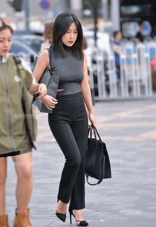 街拍|街拍时尚组图：女性搭配时尚高跟鞋，让自己身上散发出迷人的气息