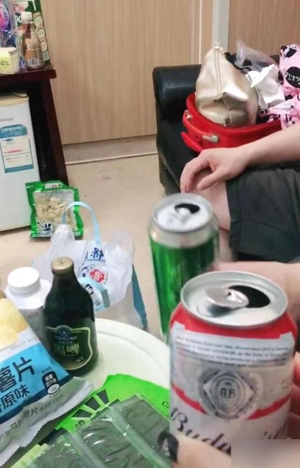 爸爸妈妈|儿子受伤住院,爸爸妈妈在一旁“开怀畅饮”,儿子:这是人干的事