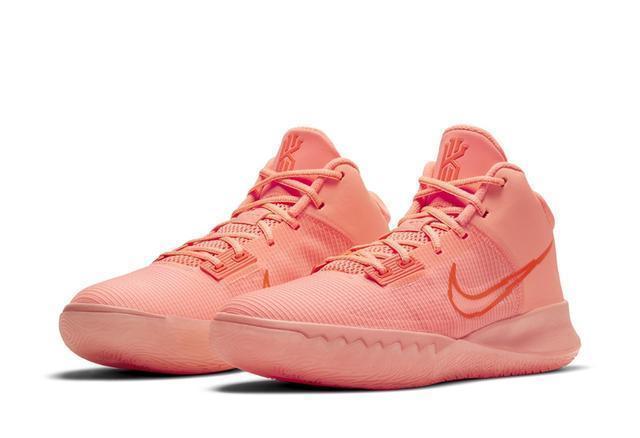 骚粉色调点缀鞋身!Kyrie签名鞋又出全新配色