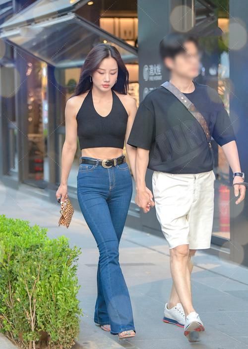 搭配 显瘦又显高的阔腿裤,搭配黑色运动背心,减龄又时尚