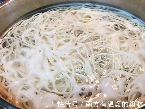 煮面条时,开水下锅还是热水?掌握3个小技巧,面条爽滑又筋道!