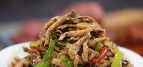 美食推荐：麻辣口水鸡，宫保虾球，蘑菇炒肉丁，茶树菇炒荷兰豆的做法