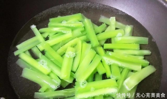 生菜可以直接凉拌,也可以炒肉片,味道咸香,味道酥脆