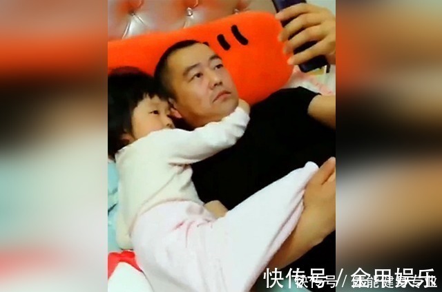 父女俩|爸爸给女儿暖脚,妈妈非要来凑热闹,接下来的一幕让妈妈心凉半截!