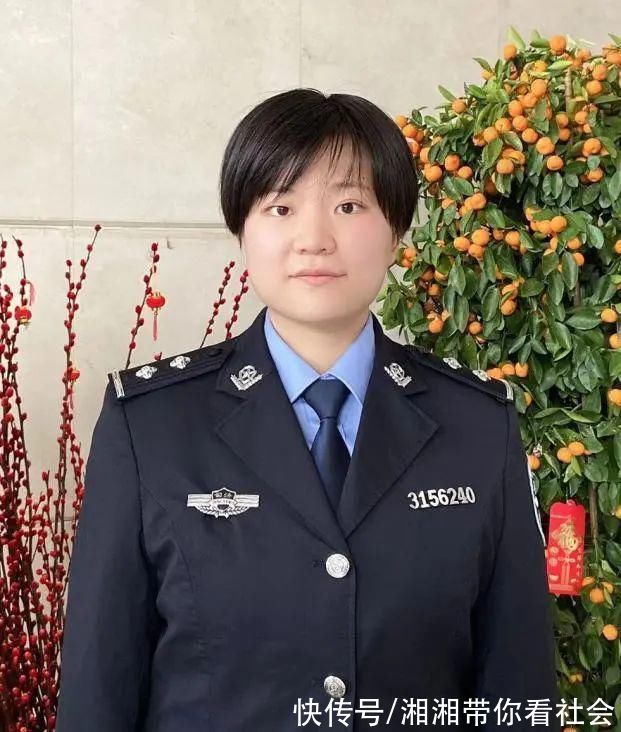 警长|前女足球员换装藏蓝警服，她们依然是铿锵玫瑰!