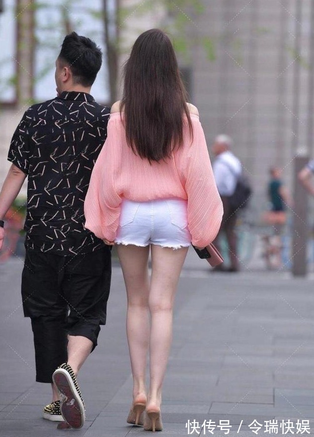 版型 粉色上衣搭配白色牛仔短裤,温柔典雅,气质迷人