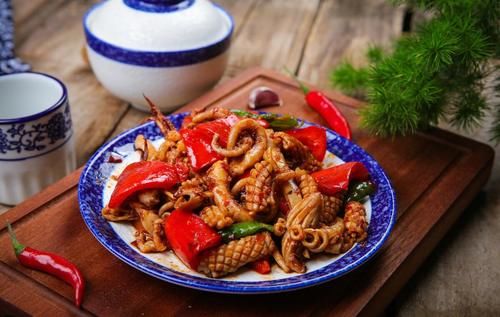 爆炒鱿鱼，香辣入味超下饭，爽滑可口的家常菜，营养丰富做法简单