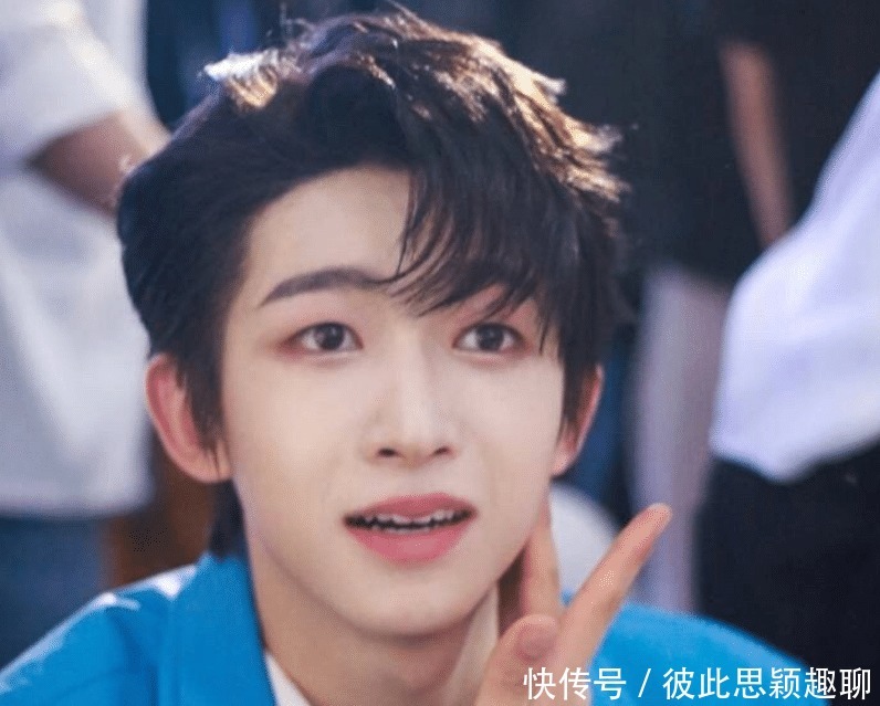 创4庆功宴生图曝出,王嘉尔全程专心干饭,我却被贵公子刘宇吸引