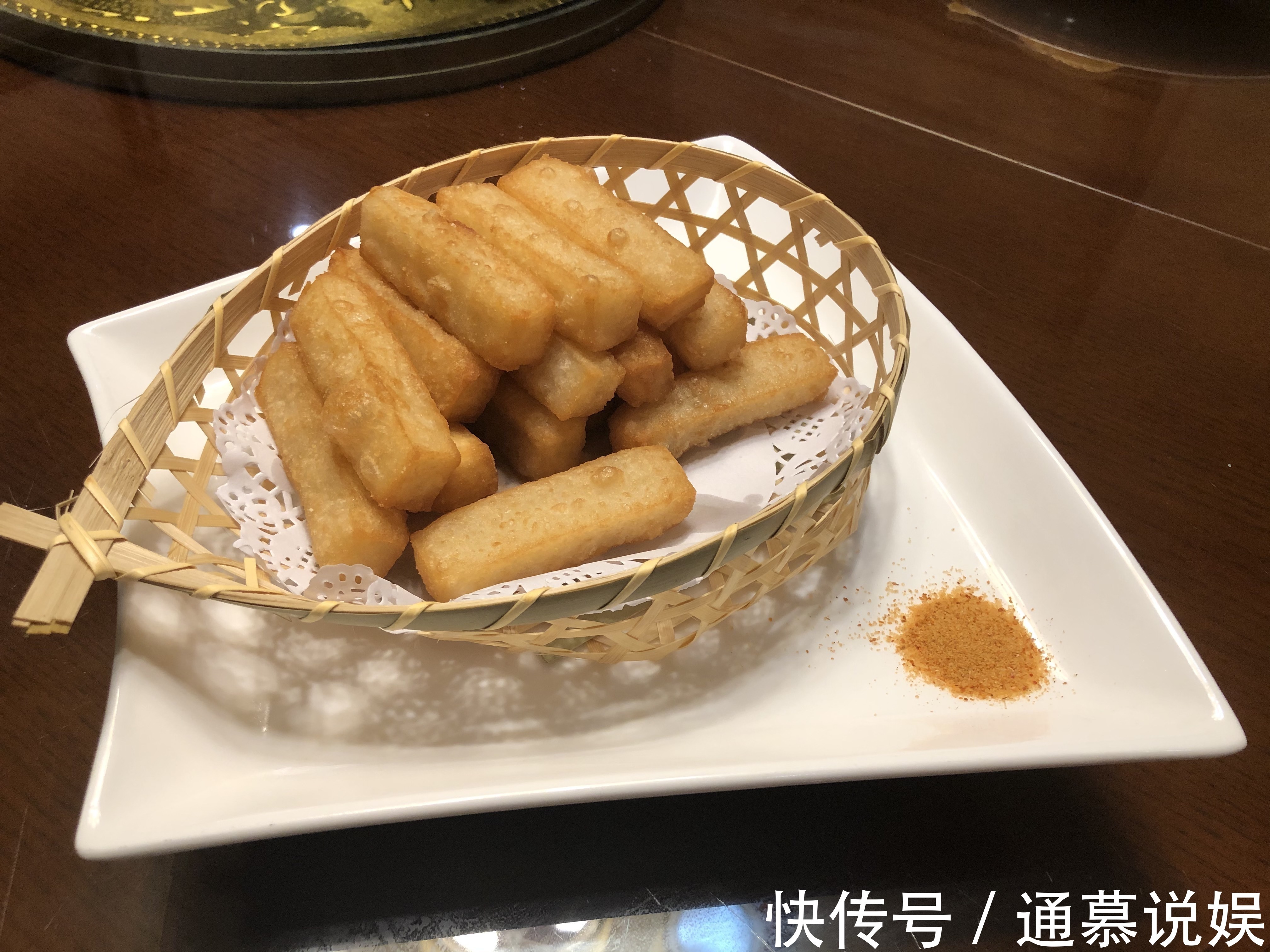 家人聚餐,8个人点了8道菜,花了410元,你看值不值