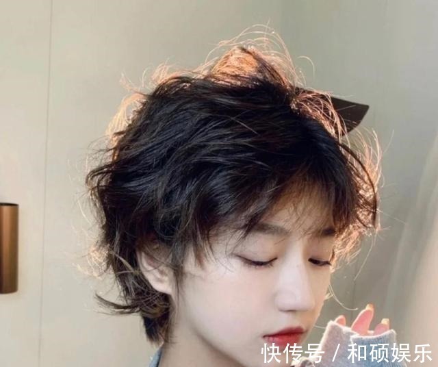 短发 秋冬都在“剪短发”，超A女神范更有气质，基本都逃不出这4款发型