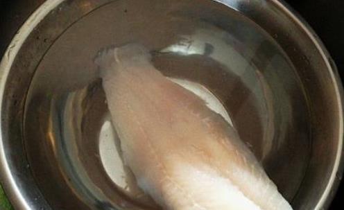 大厨|炖鱼去腥味，用白酒还是料酒？都错了，大厨教你一招，好吃无腥味