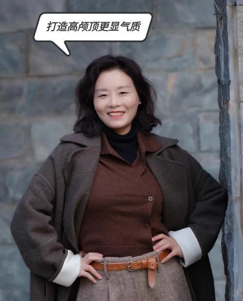 脸部|50岁女人,留什么发型显年轻?今年流行这3种短发烫,减龄有气质