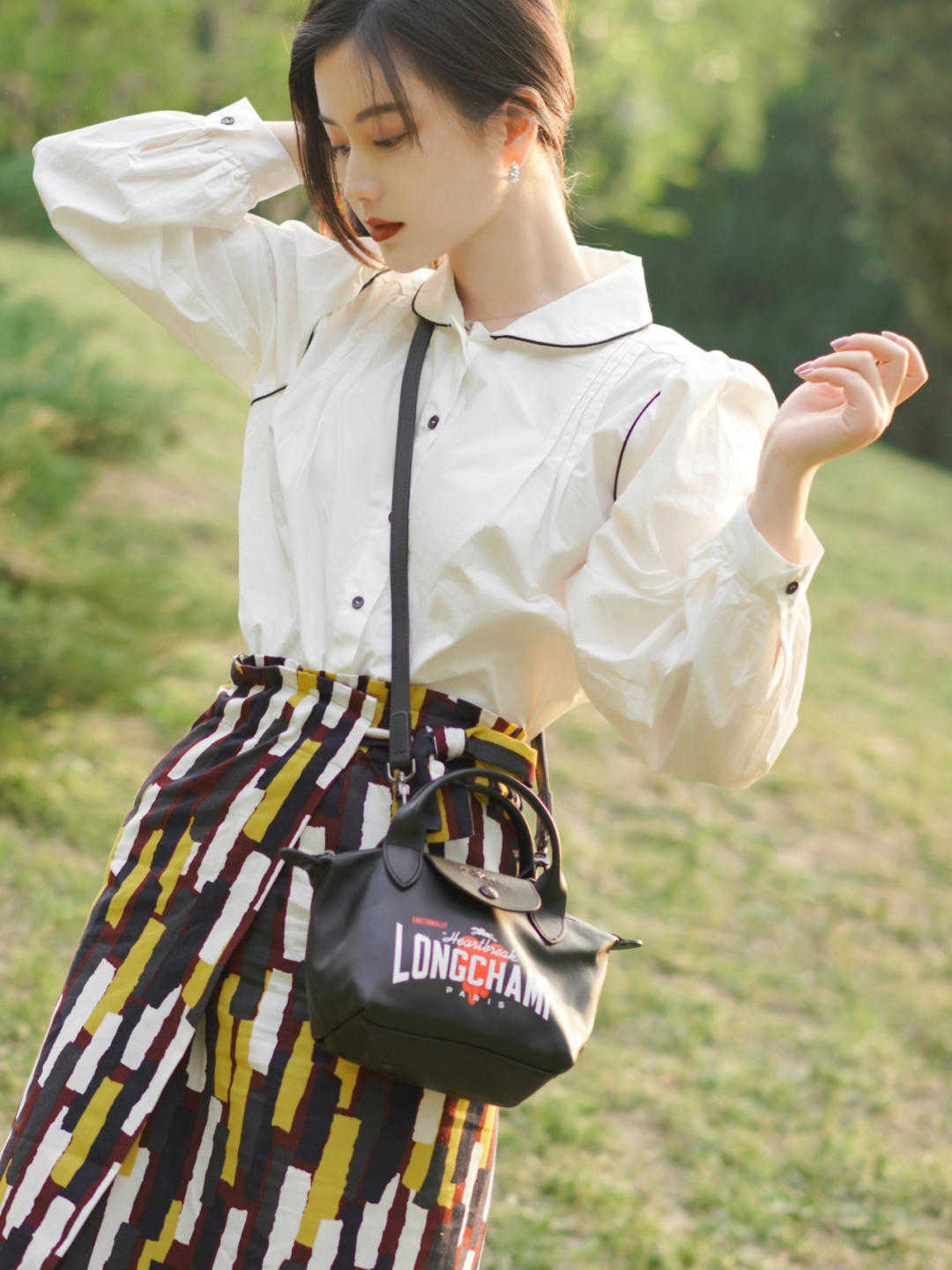 半身裙 为何你穿衣土气?衬衫搭半身裙或者牛仔裤优雅时髦,适合普通女生