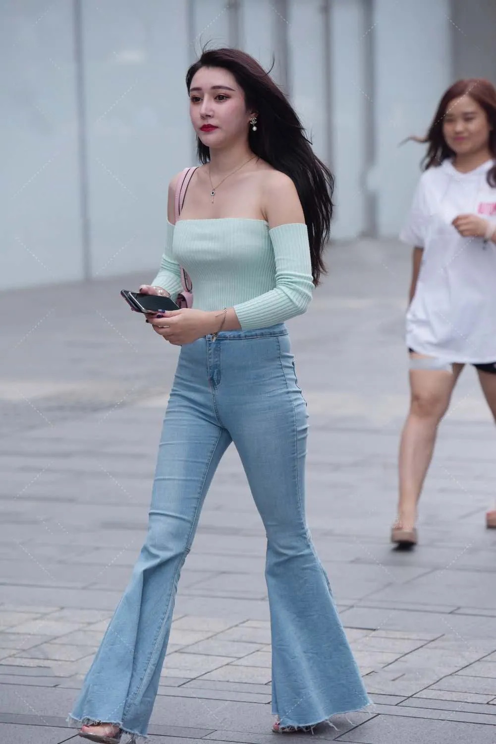 精致的温柔风穿搭,薄荷绿一字肩T恤+喇叭牛仔裤,清凉时髦又不失女人味