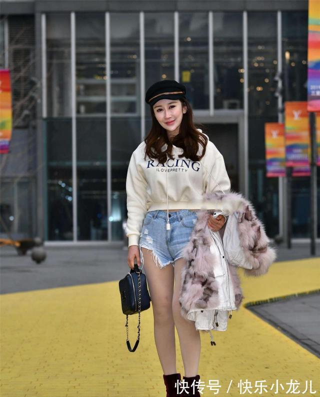 牛仔裤 字母图案短款卫衣搭配牛仔裤,休闲中不失青春感,青春减龄