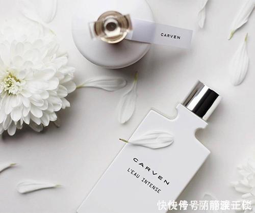 大牌|女人喷香水时,2个习惯会很“掉价”,大牌香水也躲不过