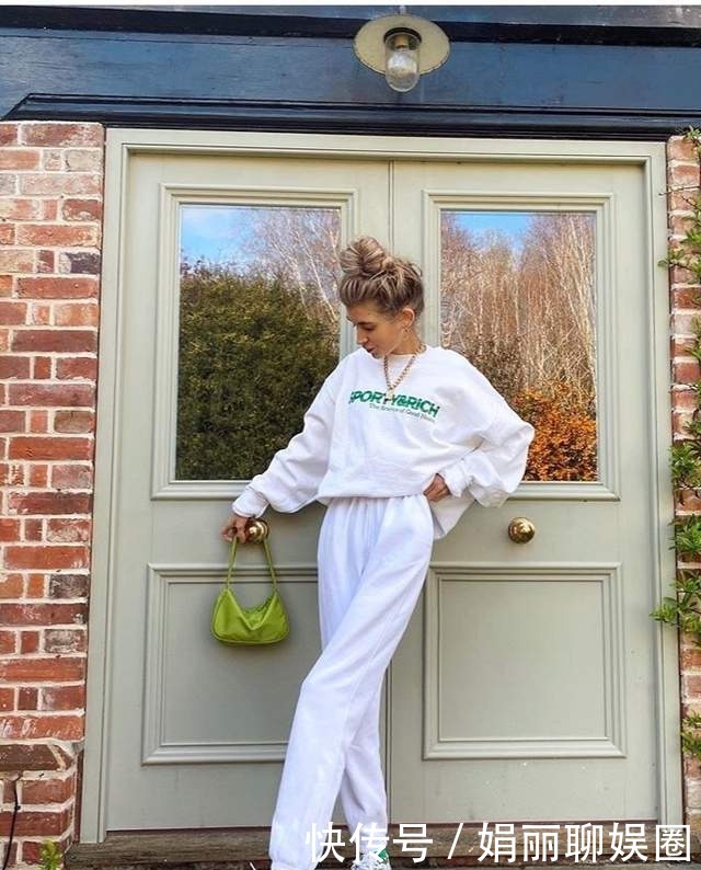 青春|卫衣下面别再配牛仔裤,今冬流行这样穿,青春洋气不说,还时尚