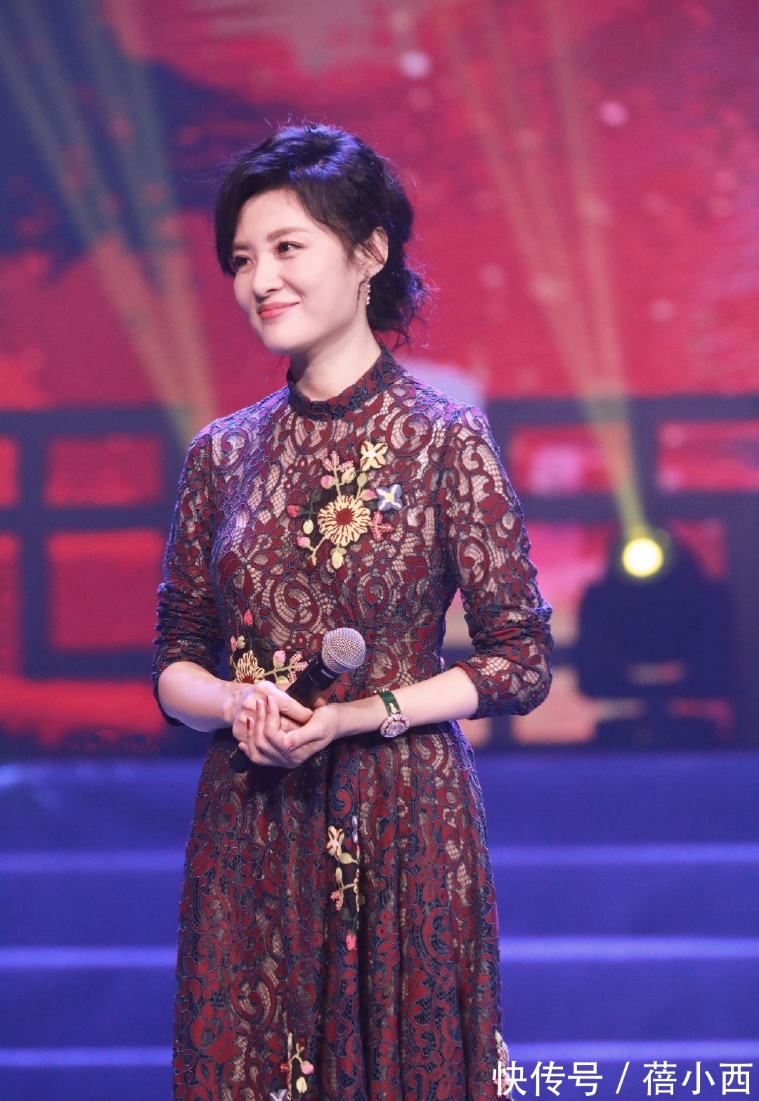 半身裙|周涛的私服穿搭才叫高级,印花外套配小白裤好美,60后女性可照穿