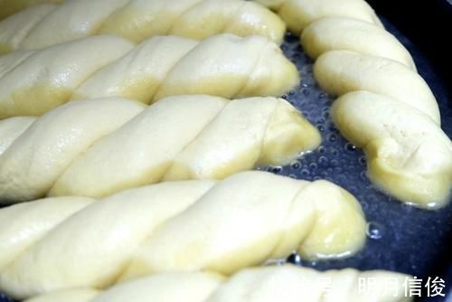 玉米面做面食不用蒸，松软细腻底部焦脆，比蒸的香，全家都爱吃