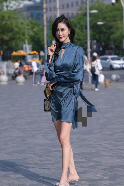 美艳精致的美女,蓝色真丝连衣裙,凸显高贵气质