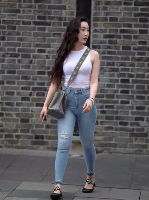 街拍:小姐姐的牛仔背带裤,小女人气息十足,长长的头发很养眼
