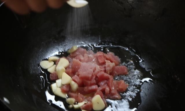 在老姐家做客，只炖了一锅菜，全家老小7口人吃饱喝足，太满足了